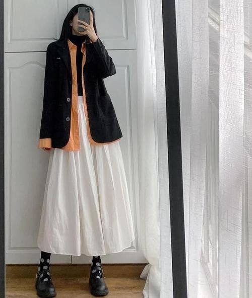 最近有种“内搭”很火，叫“黑色打底衫＋半裙”，配什么外套都美