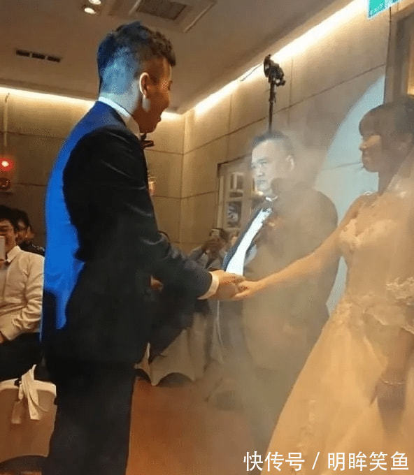 |搞笑GIF:这只小猫咪是来碰瓷的吗?原来是有惊无险,哈哈哈