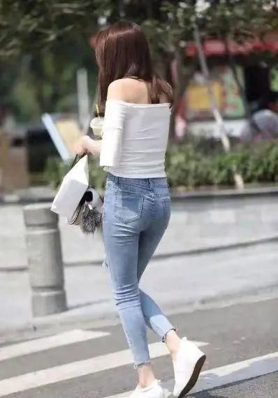 曲线|牛仔裤表现出迷人的身体曲线,表现出女性高挑的气质