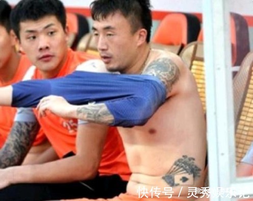 杨立瑜|告别白斩鸡!恒大当红国脚破门后,怒摔球衣大秀8块腹肌,不输C罗