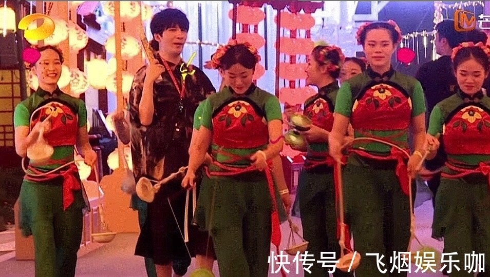 外景|《天天向上》外景录制反响热烈,王一博开启自贡美食吃播秀