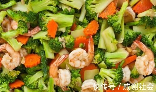 炒西兰花，直接下锅还是先焯水？饭店大厨教你一招，爽脆又入味