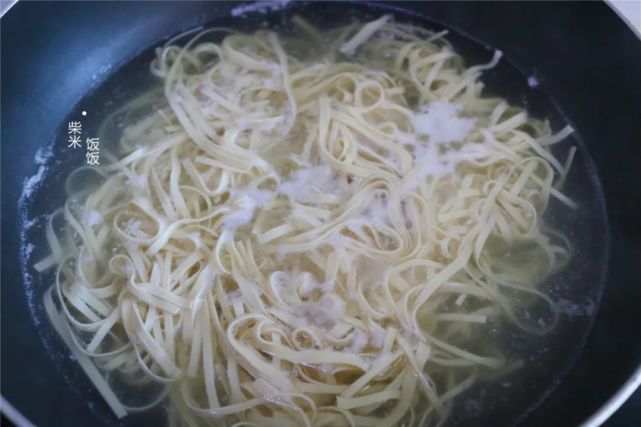 夏天最受欢迎的豆腐皮吃法，一煮一拌就上桌，软嫩入味特好吃