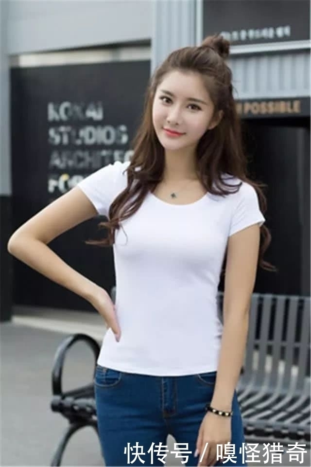 街拍美女:时尚美妇一件简约的白色背心,搭配牛仔裤穿出了少女感