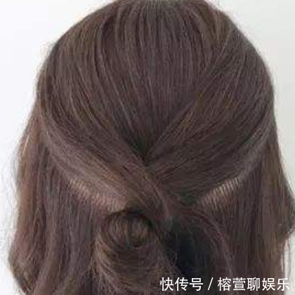 披头|女人四十，就别披头散发！今年都扎这“低马尾”，减龄，女人味足