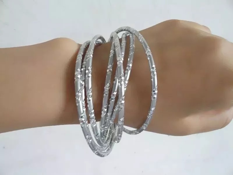 钢印|孩子满月时2000块买的银饰，没多久就氧化发黄？