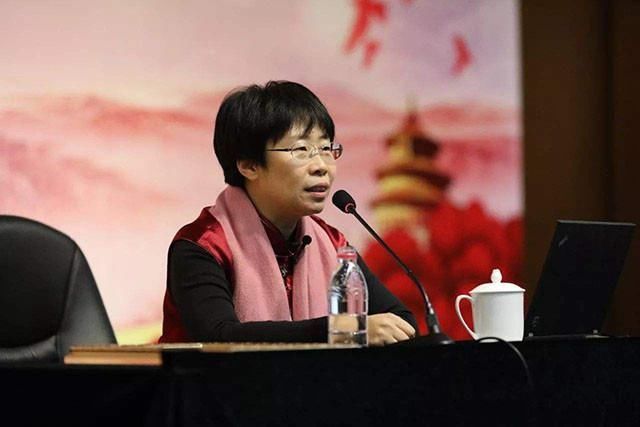 上犯|国学大师蒙曼,实力到底怎样为何会在“诗词大会”上犯低级错误