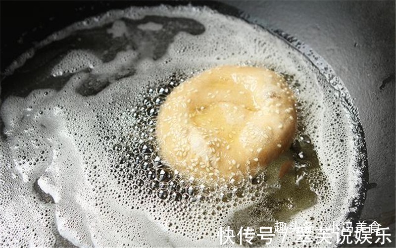 老妈最拿手的炸油饼，香酥软嫩，越吃越香，冷热都好吃