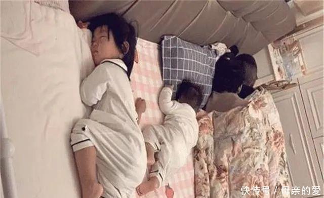 爸妈|一家四口睡姿火了，看的出来爸妈是真爱，两个孩子是意外