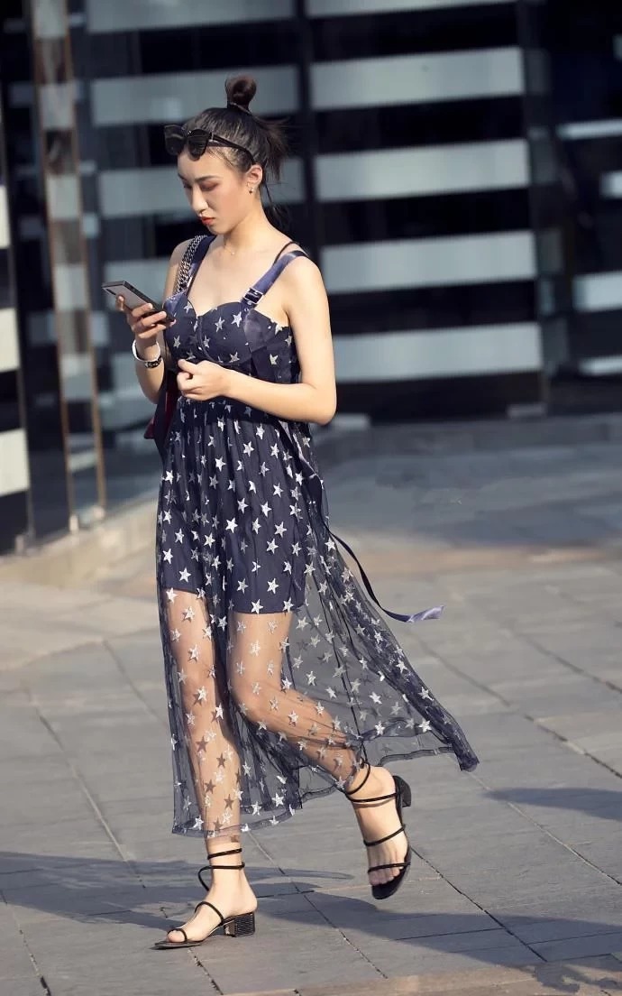 美女|美女街拍:俏丽性感的美女街拍干练洒脱的美女,穿出紧致身材