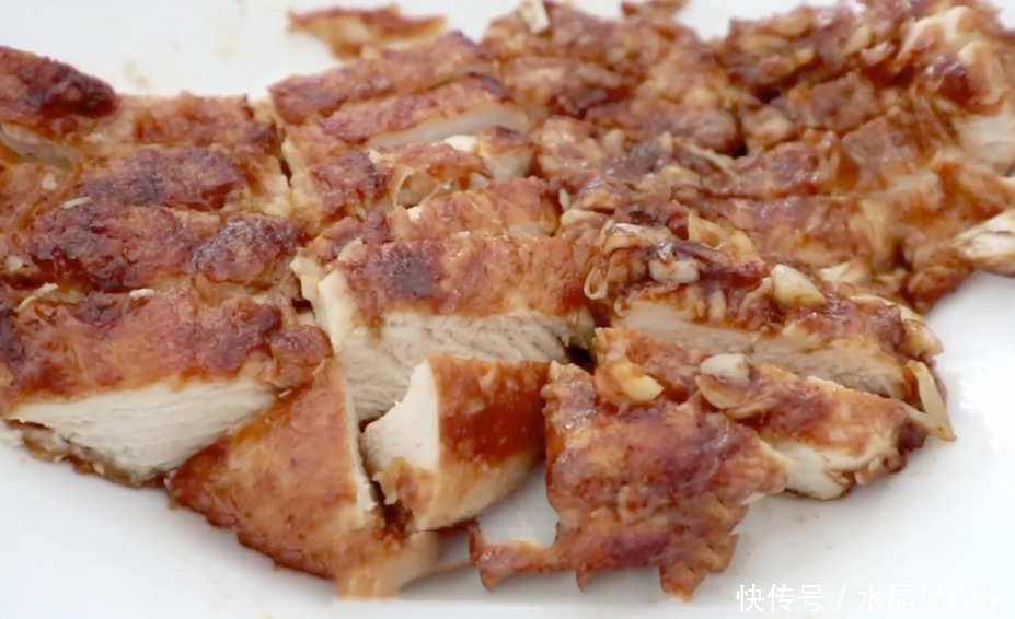  吃法|鸡胸不要炒着吃了，咱们来做个新吃法，外酥里嫩，咸香美味