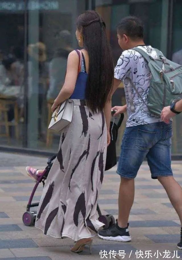 色系 蓝色吊带搭配黑白打底裤,色调差异,不会显得沉闷