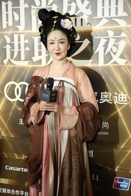 齐胸襦裙@娄艺潇真是“不走寻常路”, 一袭汉服让人领略盛唐之美, 超惊艳