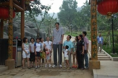 第一男|中国第一男巨人鲍喜顺:12年前不听医生建议生下儿子,如今怎样了