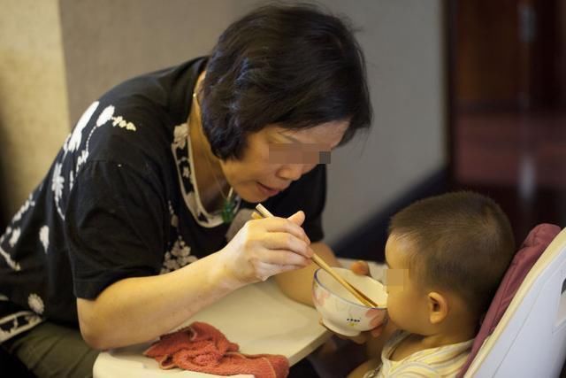 高热量|孩子睡觉前，家长别给他吃这3样食物，不止会影响身高，还有智力