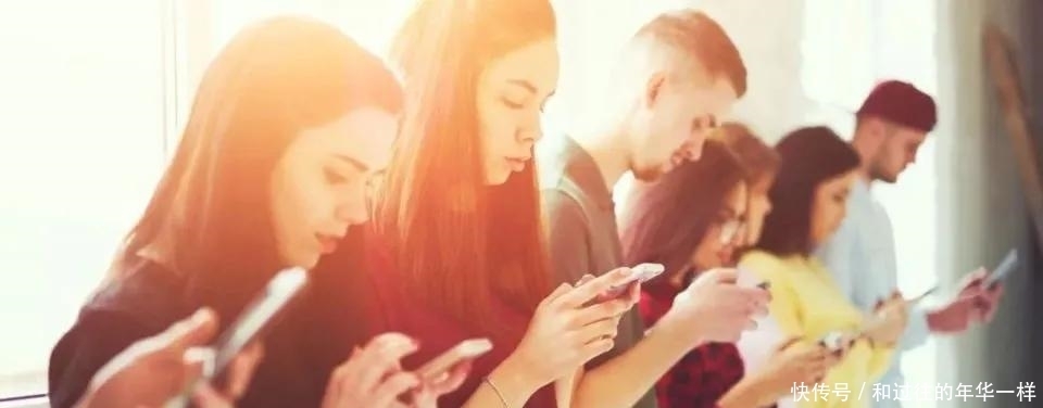 play|“玩手机”说成"play the phone",真的很滑稽!