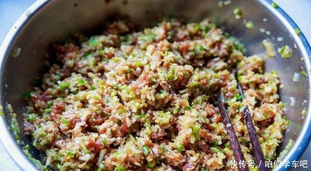 调萝卜馅，多数人焯水，难怪不好吃！教你1招，脆爽鲜美，香喷喷