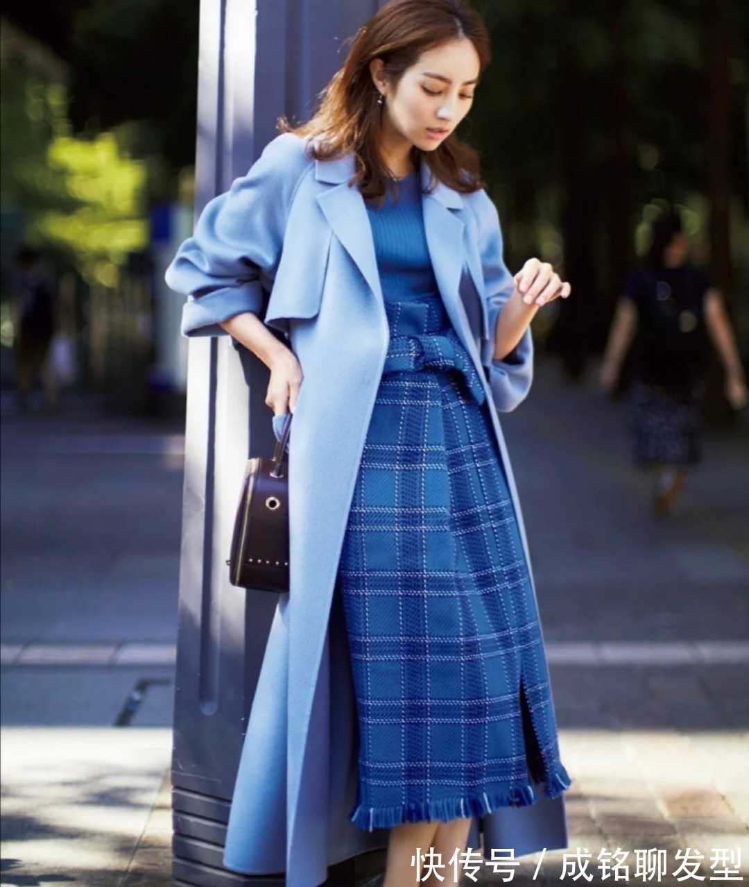 大衣|建议四五十岁的女人试试蓝色大衣!裤子、裙子随便搭,减龄又高级