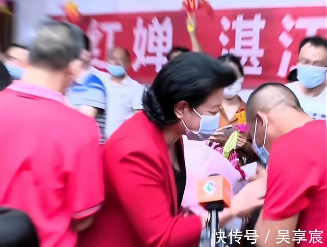 中国跳水队|没把全红婵老爸当外人！女市长平易近人，全爸侧过耳朵听指示