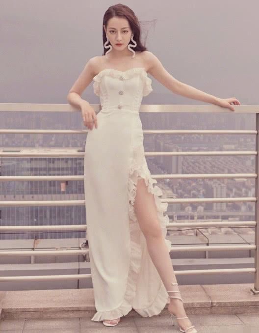 高跟鞋|热巴的脚有多小看清她穿高跟鞋时的大脚趾头，真的尽力了