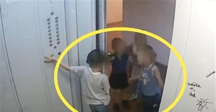 孩子|熊孩子电梯“恶作剧”,奶奶护犊子讨人嫌,女孩巧妙“一招制胜”