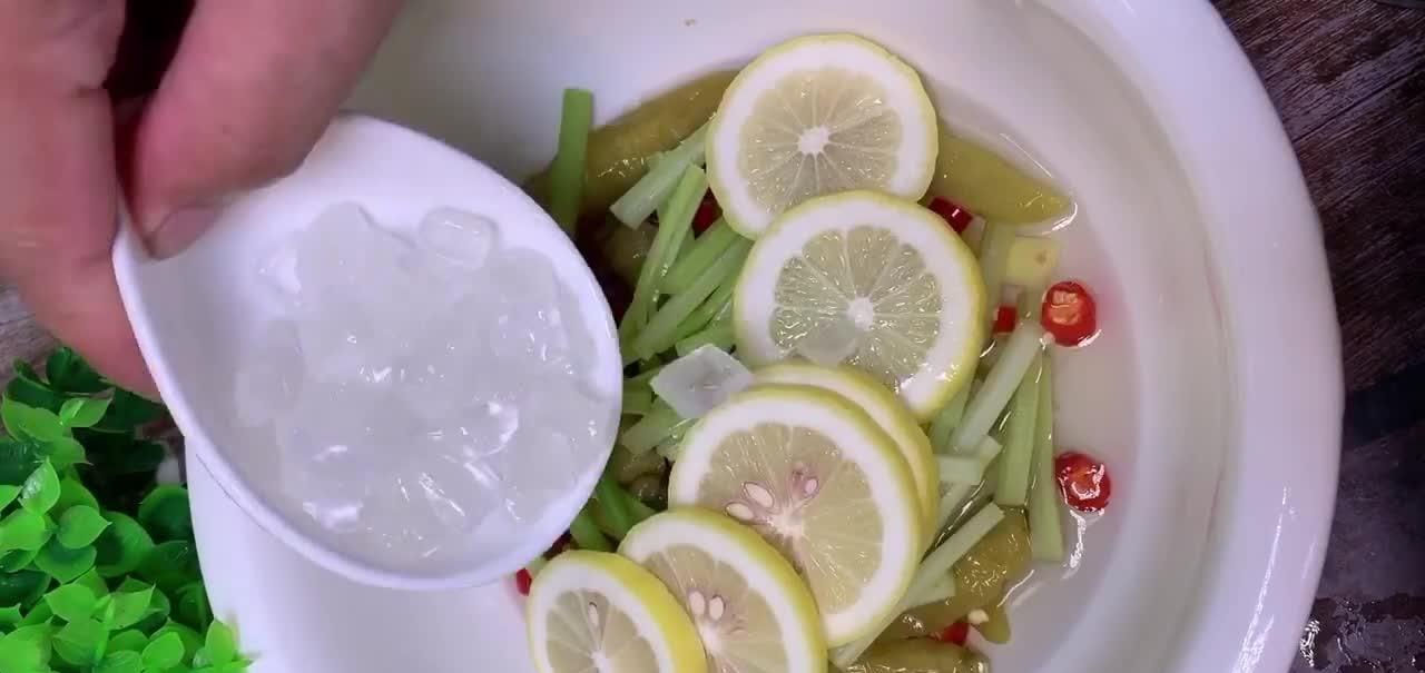 妈妈做的酸辣萝卜，酸辣酸脆清热解毒，亲戚都抢着要！