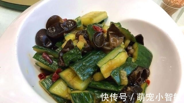 五一请外地朋友下馆子，14道菜花了900元，却被吐槽：太寒酸