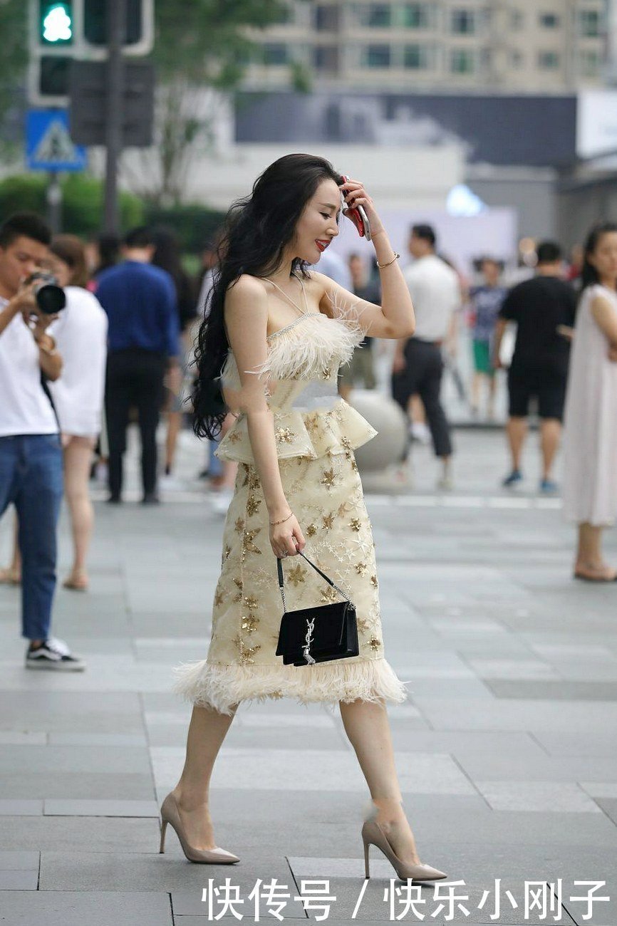 超级自信的80后辣妈,精致优雅又显女人味!