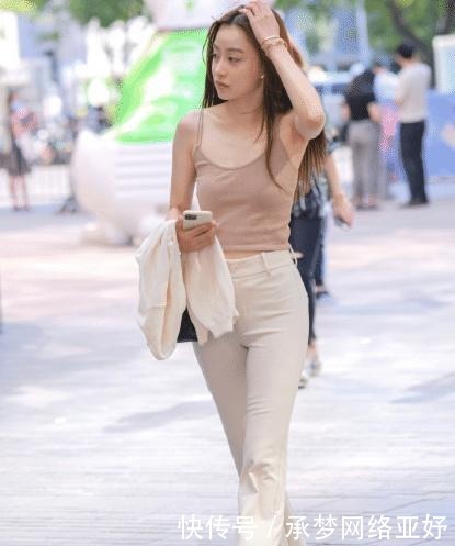 好身材|街头美女的“清凉”穿搭,简单时尚,秀出不一样的好身材