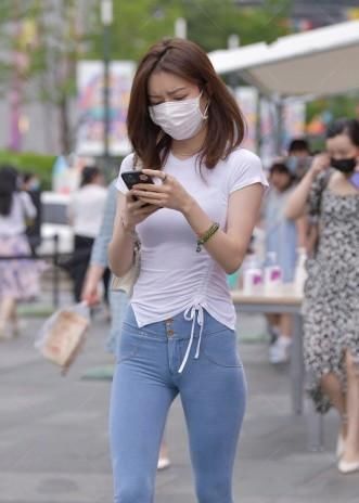  上衣|紧身上衣搭牛仔裤,优雅曲线的展现让靓妹更有气质,满满的时尚感