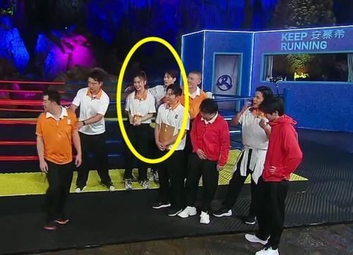 嘉宾 她才是《跑男》最得宠的女嘉宾,被王嘉尔主动牵手,还“揽在”怀里