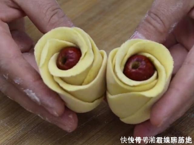 玉米面|玉米面这样做好看又好吃,开水一烫,10分钟一锅,营养又解馋