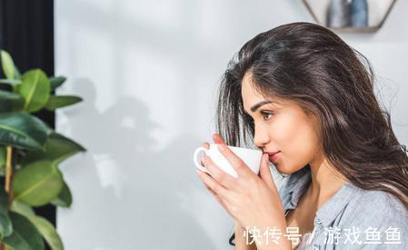 碳酸饮料|女性进入更年期还可以喝咖啡吗？提醒：避免衰老，这2物尽量少碰