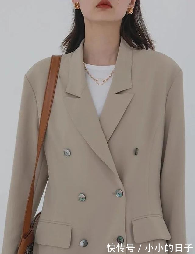 大衣 毛衣+半裙,大衣+针织衫,这才是秋冬的正确打开方式!