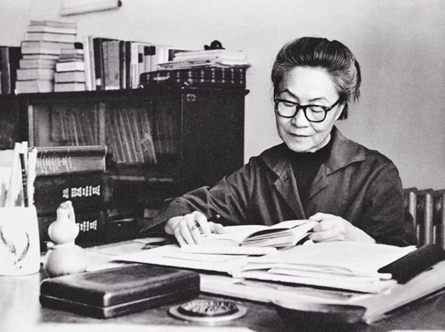 向达!钱钟书女儿为父亲作了一幅画,杨绛欣赏完捧腹大笑,笑称太形象了