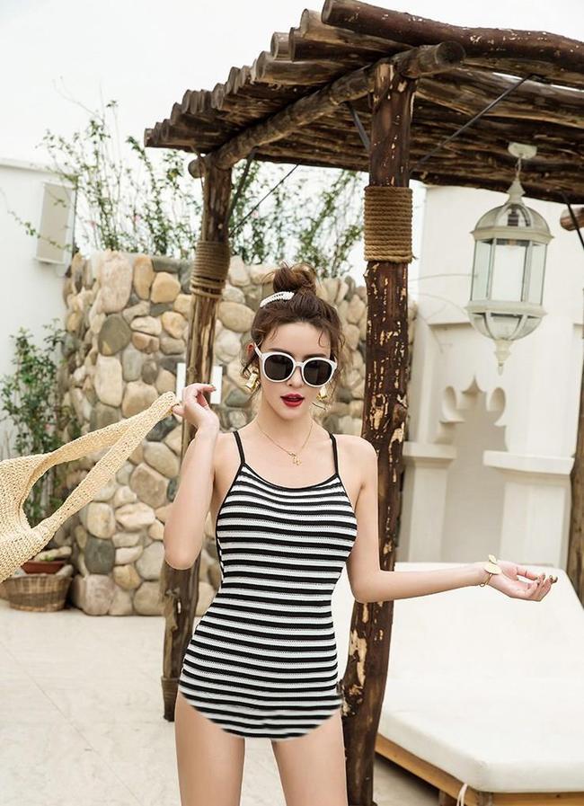 紧身|泳衣兼具美观性和实用性, 整体造型简单大方,时尚富有情调