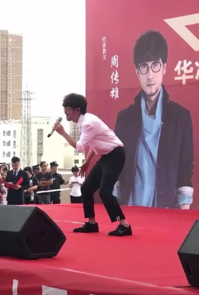 周传雄综艺选秀一轮淘汰，去三四线小城卖力商演，世道变了？