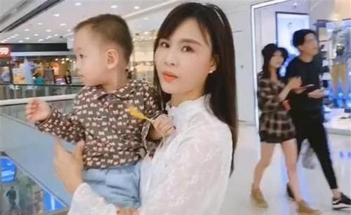 父母|“最嫩外婆”走红,产房外抱外孙,网友:宝妈刚出产房就走了