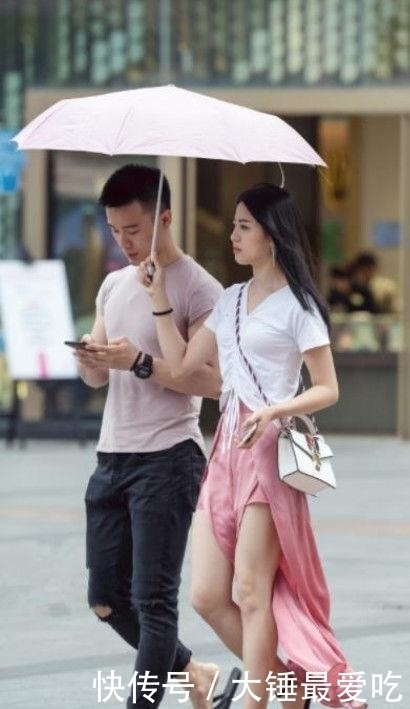 迷人靓丽的美女街拍身材高挑有型的美女,散发十足女人味