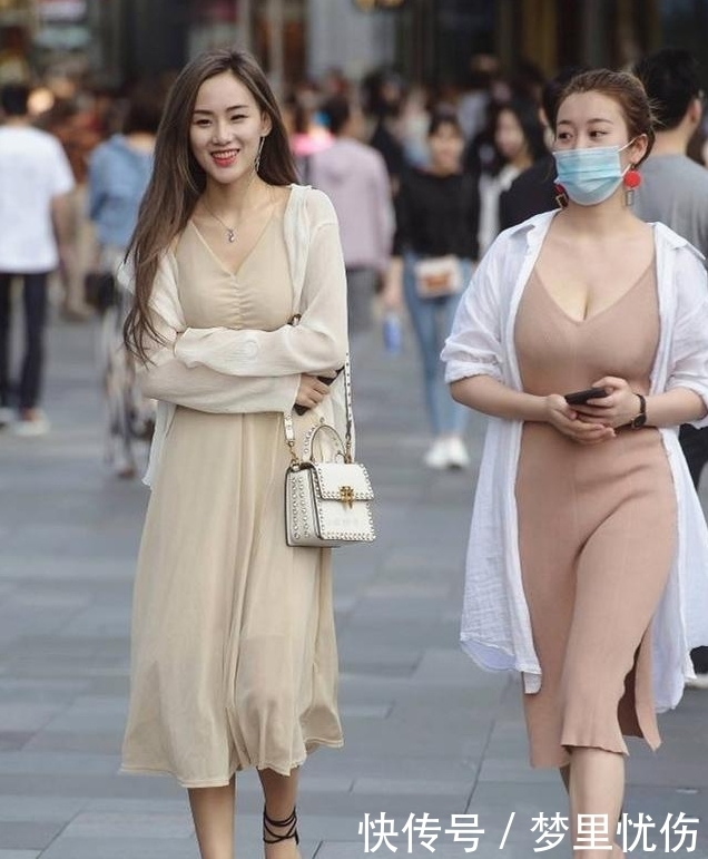 街拍:紧身小T恤,勾勒出小姐姐的完美身材,背影很撩人