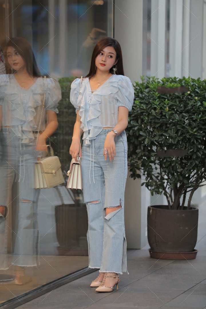 牛仔裤 浅蓝色泡泡袖薄纱上衣, 搭配同色的破洞牛仔裤, 时尚清爽又温柔