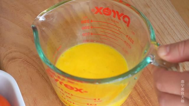 番茄鸡蛋饼|番茄和鸡蛋别只会炒着吃了，搭配一张手抓饼，10分钟做好营养早餐