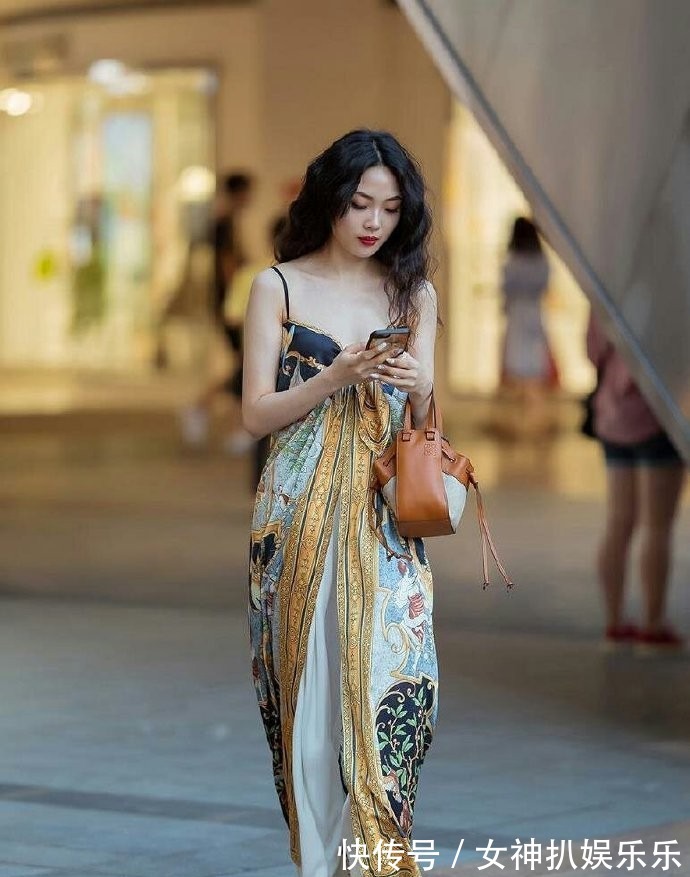 吊带衫 姐姐把吊带衫穿出了新高度，是时尚，还是哗众取宠呢！