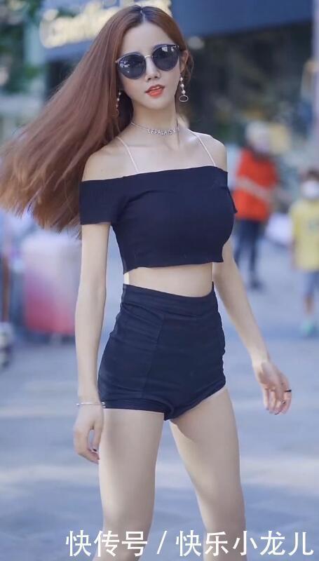 小姐姐|20多岁的女生要自信,穿一字肩配短裤减龄,尽显青春活力范