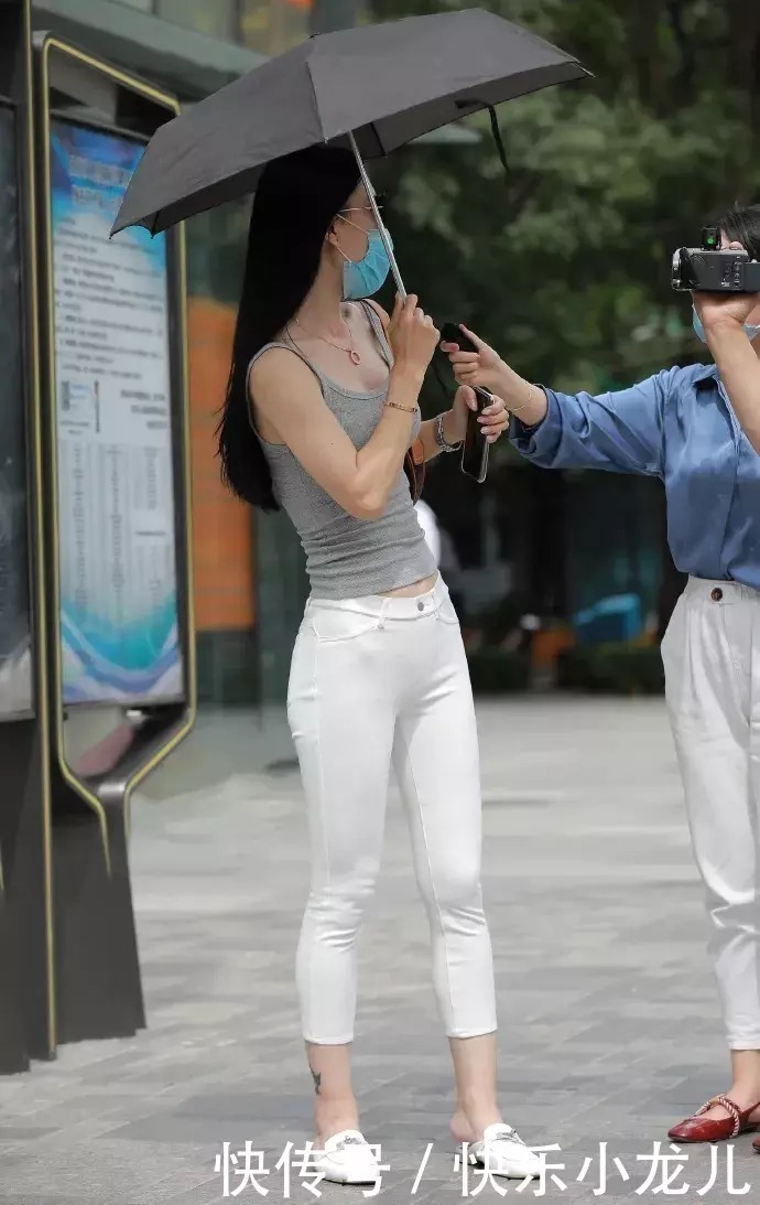 针织衫|穿搭穿针织衫搭配白色八分裤,清爽又减龄