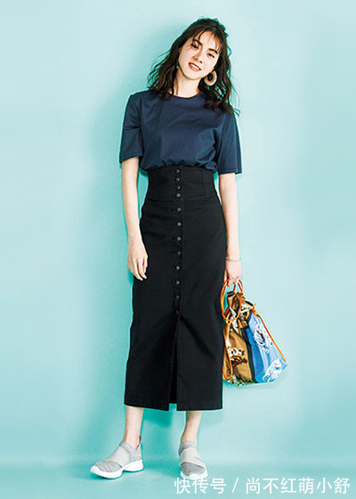 蕾丝 今夏又火了一种新穿搭叫:白色运动鞋+半身裙,既时髦又显年轻