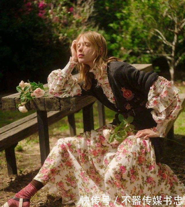 春天的衣服不需要太多,有这件“针织开衫”就足够,配裙子都好看