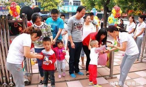 放学|幼儿园放学,俩“煤球”一直无人认领,亲妈崩溃足足找了10分钟