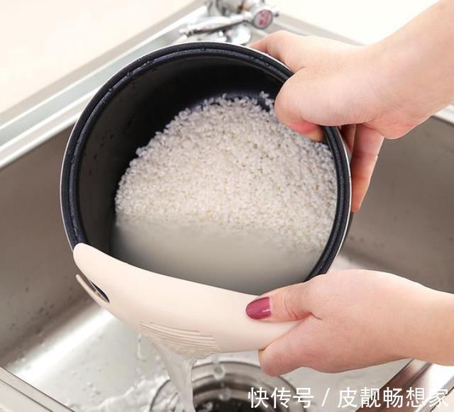 米饭|蒸米饭有人放醋有人放盐?都不对,教你一招,粒粒分明,还不粘锅