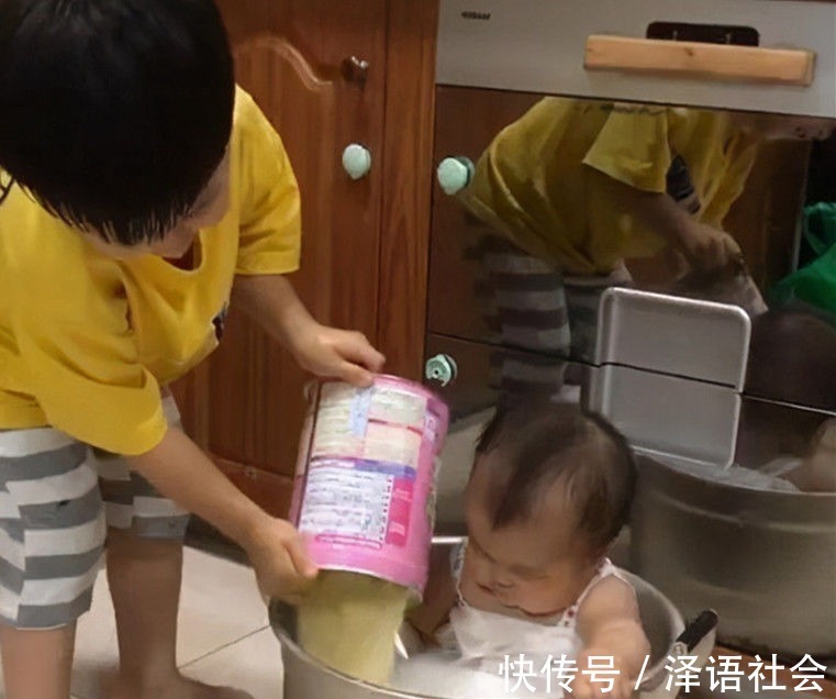 弟弟|哥哥趁爸妈不在家,准备铁锅炖弟弟,宝妈:到家就差点火了